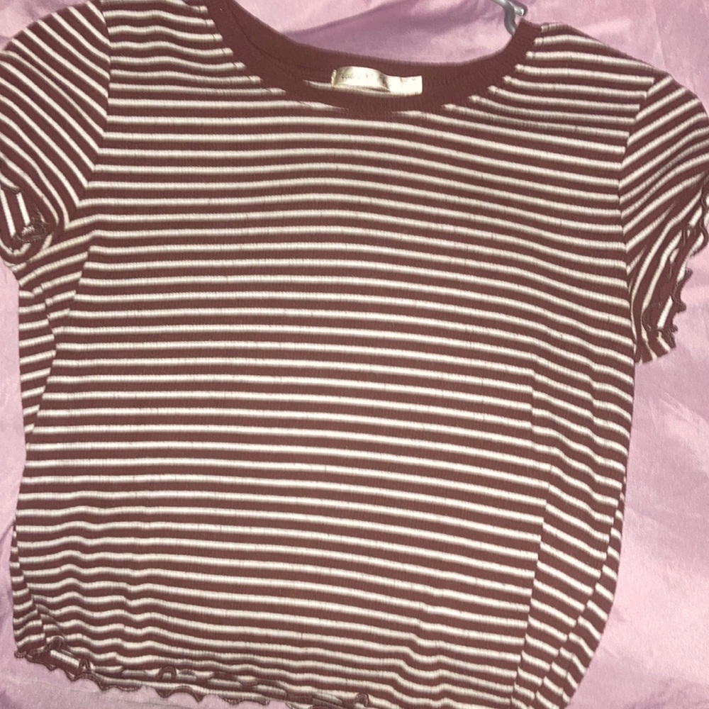 Color: Burgundy/white
